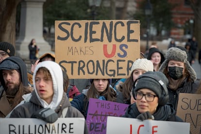 Cientos de manifestantes se reunieron en el Washington Square Park de Manhattan para protestar contra la administración Trump y la congelación por parte del Departamento de Eficiencia Gubernamental de la financiación para la investigación científica, el pasado 19 de febrero.