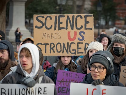 Cientos de manifestantes se reunieron en el Washington Square Park de Manhattan para protestar contra la administración Trump y la congelación por parte del Departamento de Eficiencia Gubernamental de la financiación para la investigación científica, el pasado 19 de febrero.
