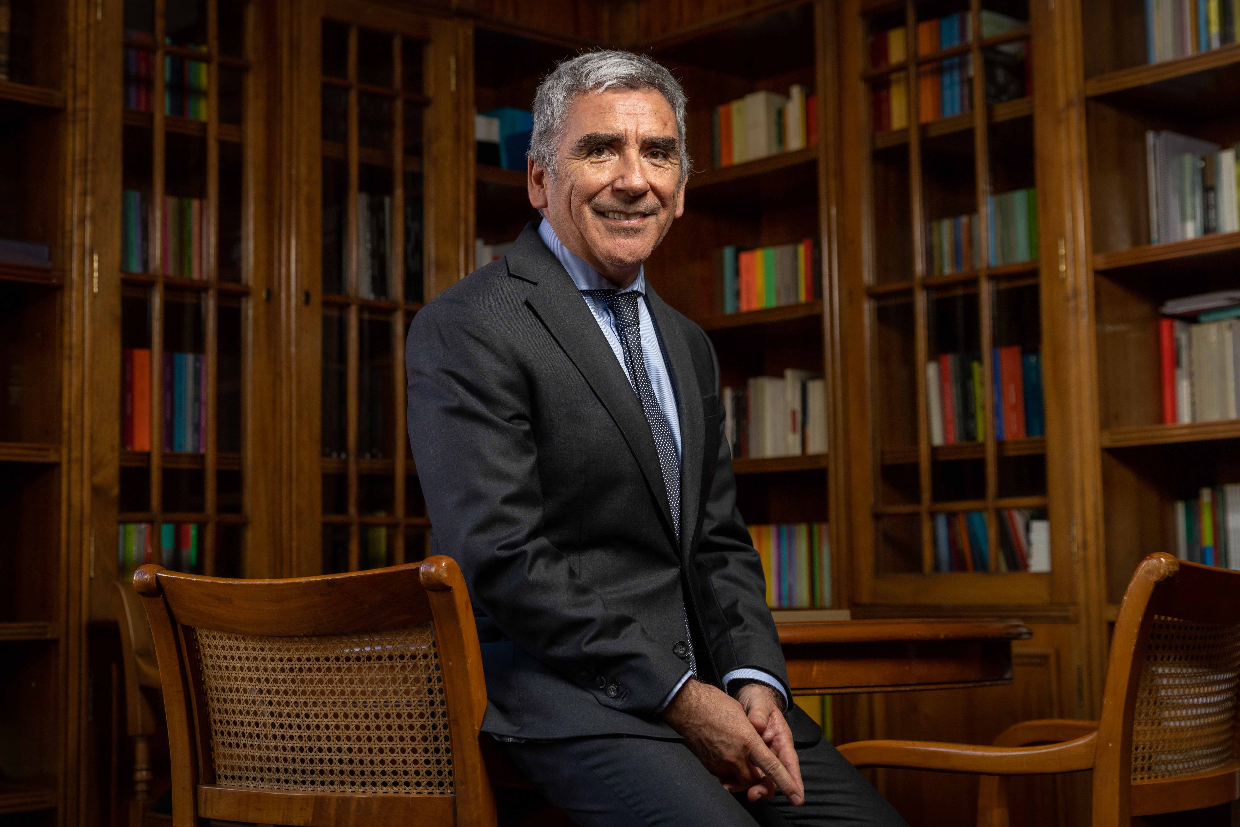 Carlos Peña: “O recuperamos la democracia o le damos paso a la barbarie”