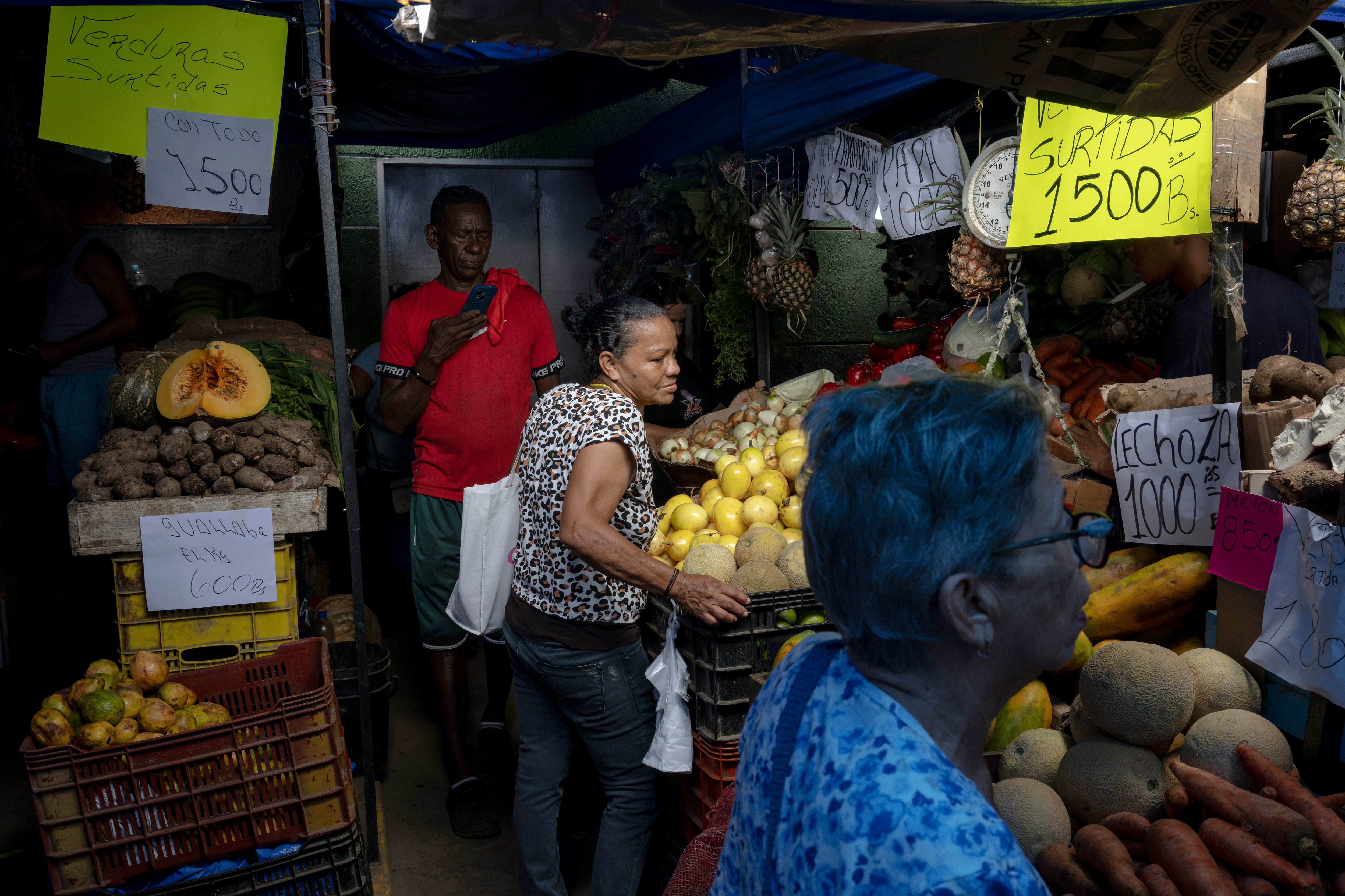 Compradores en un mercado temporal instalado a las afueras del Mercado Comunitario de Catia La Mar.
