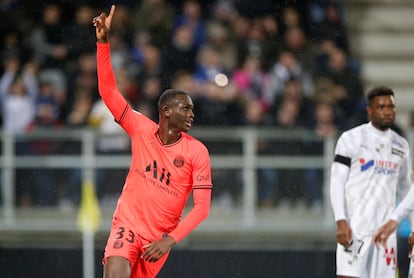 Nianzou celebra un gol con el PSG.