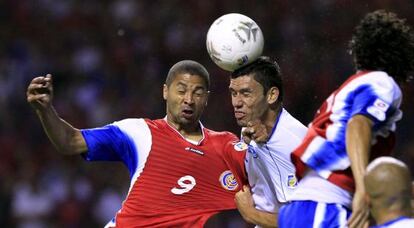 Pacheco remata de cabeza en un partido contra Costa Rica.