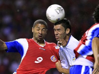 Pacheco remata de cabeza en un partido contra Costa Rica.
