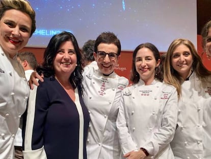 La ejecutiva de la guía Michelin Mayte Carreño (segunda por la izquierda) junto a las chefs Cristina Figueira (El Xato), Carme Ruscalleda (Sant Pau y Moments), Elena Arzak (Arzak), Lucía Freitas (A Tafona) y Carolina Sánchez (Ikaro).