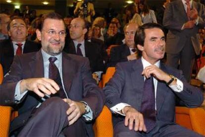 Mariano Rajoy y José María Aznar, en el acto de la FAES.