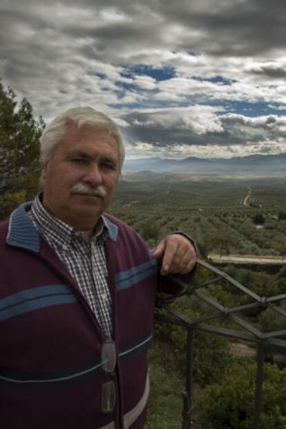 Diego Toral, afectado por los recortes, en su olivar de &Uacute;beda.