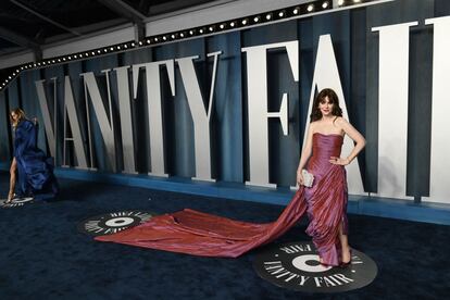 Zooey Deschanel se atrevió con una larga cola que era el colofón a un dramático vestido drapeado con escote palabra de honor.