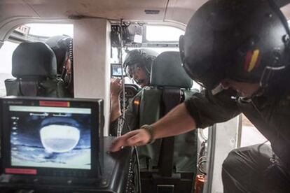 Una patrulla sobre el Estrecho a bordo del aparato del teniente Gámiz. En el centro, la pantalla donde se reflejan las imágenes captadas con cámara térmica.