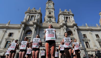 Una de las activistas que ha participado en el acto, ha indicado que cada año participa en las fiestas y es "amante de los animales", por lo que cree una "vergüenza" que se "maltrate" a un animal "porque una parte de la sociedad todavía esté en la edad de piedra".