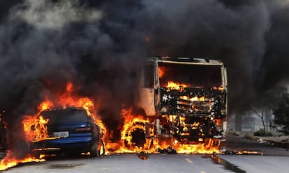 Veículos em chamas em Fortaleza, durante o auge dos ataques.