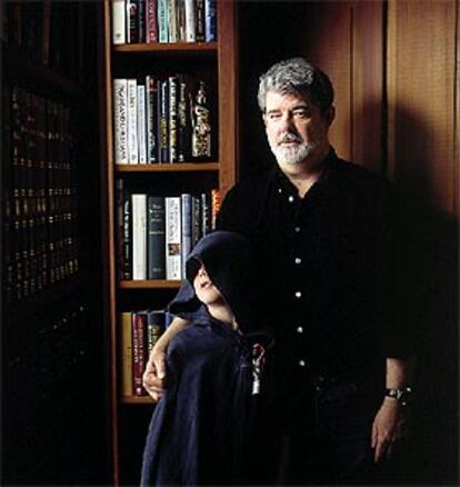 George Lucas, con su hijo Jet cubierto con una capa de <b></b><i>jedi,</i> en su casa de California.