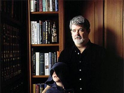 George Lucas, con su hijo Jet cubierto con una capa de <b></b><i>jedi,</i> en su casa de California.
