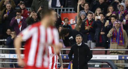Luis Enrique, en el banquillo, ante el Sporting.