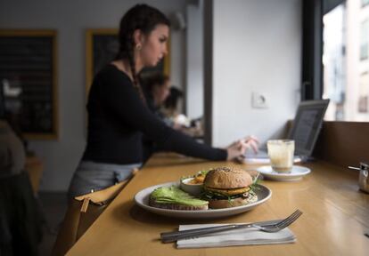 Desayuno y trabajo en una de las barras de Federal Café.