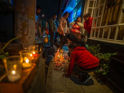 Un grupo de niños enciende velas en el Día de Velitas, en Bogotá (Colombia), el 7 de diciembre de 2022.