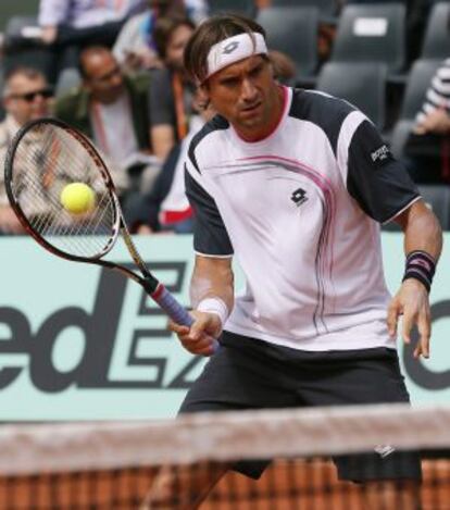 Ferrer golpea la pelota durante el partido contra Benoit.