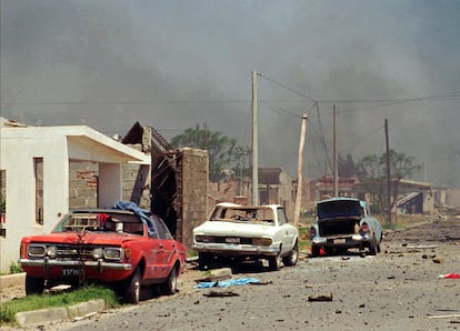 Carros después de la explosión de municiones en Rio Tercero, Argentina