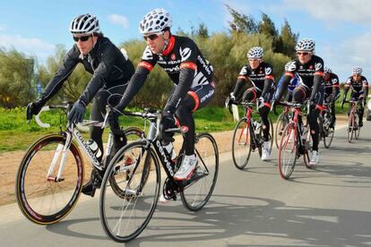 Fernando Alonso (left) with Carlos Sastre (right) during pre-season in 2009. 