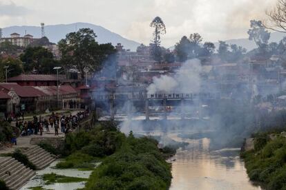 Penachos de humo se elevan desde las piras en Aryaghat, el lugar donde los hindúes de Katmandú incineran a sus muertos, el pasado 27 de abril.