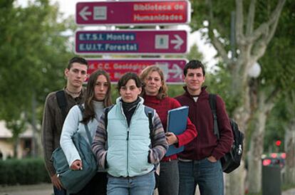 José Luis Calderón, Irene Ruiz, Ana Sánchez, Sara Morell y Juan Manuel Gallego posan en la Ciudad Universitaria.