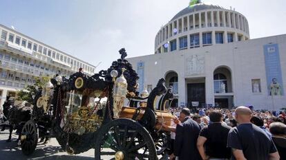 Una antiga carrossa negra porta el cos de Vittorio Casamonica fins a l'església Don Bosco a Roma (Itàlia), el 20 d'agost de 2015.