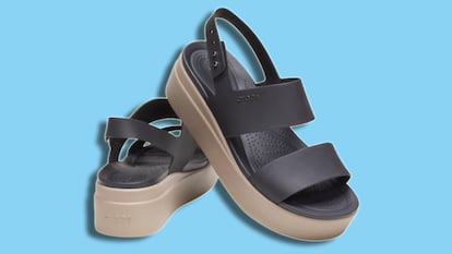 Descubre más sobre el modelo de sandalia Crocs Brooklyn Low Wedge, a la venta en Amazon.