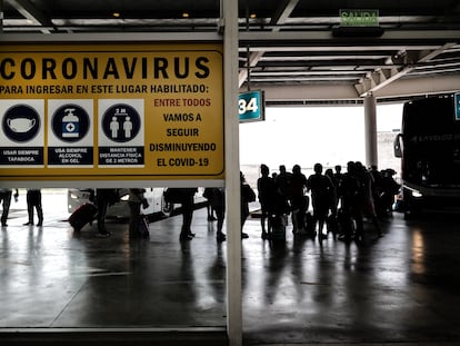 Varias personas transitan en una terminal de transporte este lunes, en Buenos Aires (Argentina).