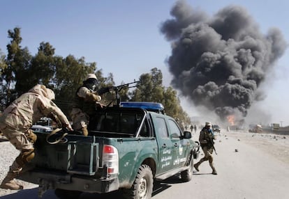 Fuerzas de seguridad llegan a la manifestación contra EE UU en las cercanías de la base de la OTAN en Jalalabad.