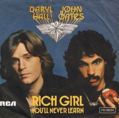 Portada del single de 'Rich girl'. Oates lleva en la mano una manzana mordida.