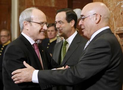 El presidente de la Generalitat, José Montilla, saluda al presidente del Senado, Javier Rojo,