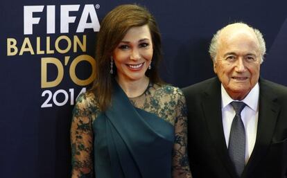 Joseph Blatter, 79 años, acompañado de su novia, Linda Barras, 49 años, en enero de 2015, en la ceremonia del Balón de Oro, en Zurich (Suiza).