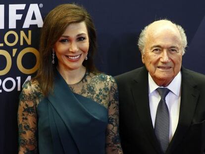 Joseph Blatter, 79 anos, acompanhado de sua noiva, Linda Barras, 49 anos, em janeiro de 2015, na cerimônia da Bola de Ouro, em Zurich (Suíça).