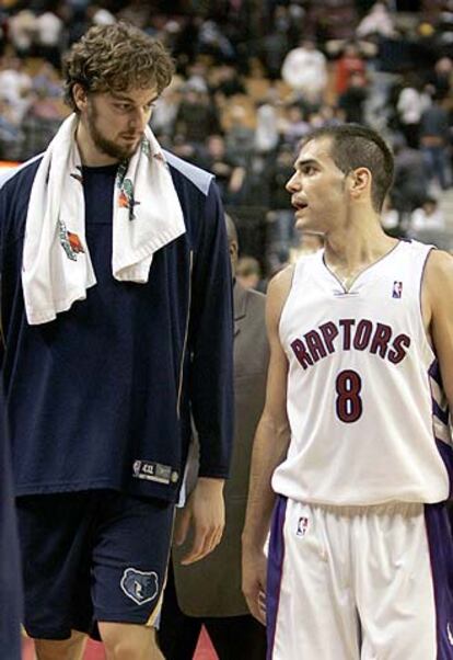 Gasol conversa después de un partido con José Manuel Calderón, base reserva de los Raptors de Toronto. Gasol puede aconsejar mejor que nadie al extremeño. El catalán ha jugado varios años en un equipo que ni siquiera se metía en las series finales, algo que éste año sí está al alcance de los Memphis, que han mejorado mucho su plantilla.