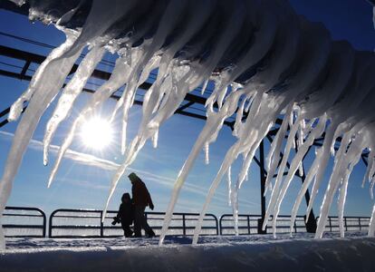 La tormenta de nieve continua azotando EEUU. Tempanos de hielo en el puente de St. Joseph, Mich.