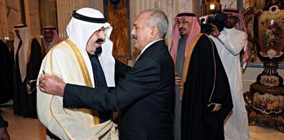 El rey saudí Abdulá saluda a Saleh hoy en Riad