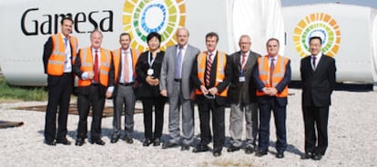 El consejero de Industria, Comercio y Turismo, Bernabé Unda (centro) y altos cargos del Departamento durante la visita a la fábrica de Gamesa.