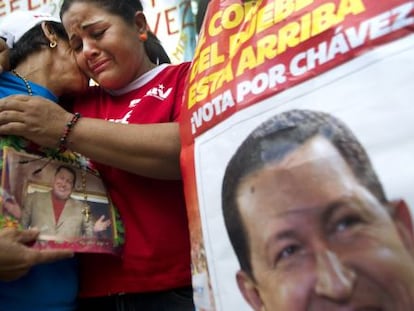 Dos mujeres venezolanas lloran por el presidente Ch&aacute;vez.