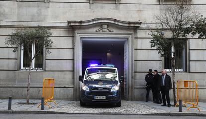 Un furgón de Policía sale del Tribunal Supremo.