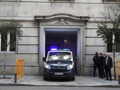 Un furg&oacute;n de Polic&iacute;a sale del Tribunal Supremo. 