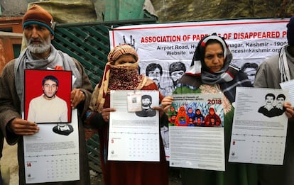 Familiares de ciudadanos musulmanes desaparecidos en el conflicto entre India y Pakistán participan en una protesta en el marco de los actos por el Día Internacional de los Derechos Humanos en Srinagar, capital de la Cachemira india.