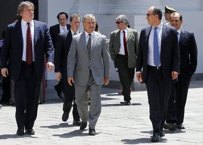 Los ministros de Hacienda de Uruguay, M&eacute;xico, Chile, Per&uacute;, Colombia y el jefe del FMI para Latinoam&eacute;rica, en Santiago.