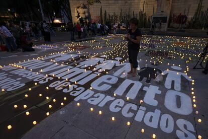 Con una velada en el Monumento a la Madre, integrantes de diversos colectivos llamaron a reconocer la magnitud de las desapariciones en México y recordaron a las miles de mujeres que perdieron la vida o fueron asesinadas sin lograr encontrar a sus hijos. 