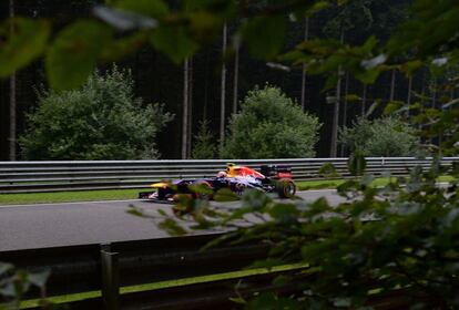 El piloto australiano de Red Bull Mark Webber practica de cara a la carrera del domingo en el GP de Bélgica.