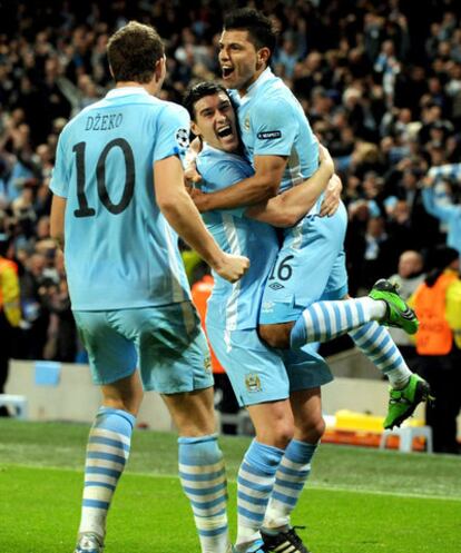 Agüero, a la derecha, celebra un gol con dos compañeros del Manchester City.