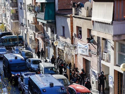 Desahucio del bloque de la calle de Calderón de la Barca, en el barrio de La Salut de Badalona.