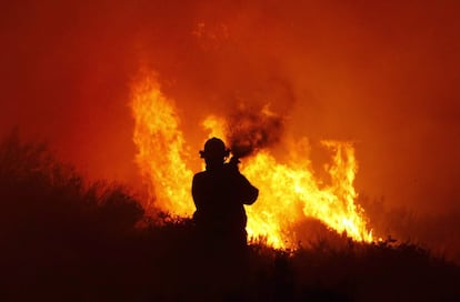 Un bombero intenta combatir un incendio en Ciudad del Cabo, Sudáfrica.