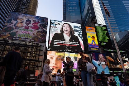 Un anuncio del New York Post con Kamala Harris es transmitido este martes en Times Square.