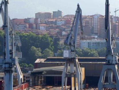 Vista de Sestao con los astilleros de La Naval en primer plano.
