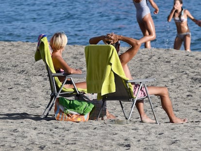 Bañistas en la playa de Aguadulce en Roquetas de Mar (Almería), este jueves.