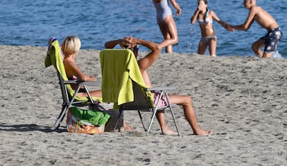 Bañistas en la playa de Aguadulce en Roquetas de Mar (Almería), este jueves.